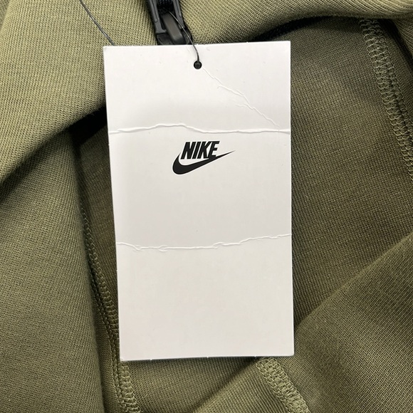 NWT! NIKE tech - Green - Size Medium - Picture 5 of 11